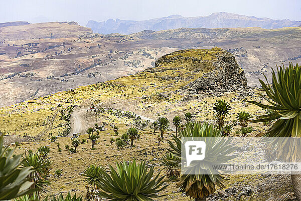 Schotterstraße  die sich durch die weite Landschaft des Simien-Nationalparks schlängelt; Äthiopien
