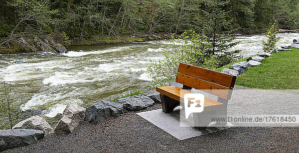 Bank neben einem rauschenden Fluss in einem zerklüfteten Waldgebiet entlang des Highway 16 zwischen Terrace und Prince George in BC  Kanada; British Columbia  Kanada