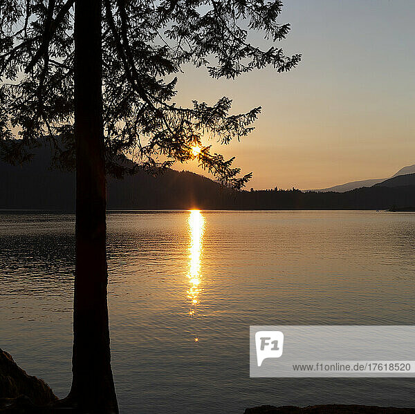 Sonnenuntergang über dem Ruby Lake an der Sunshine Coast; British Columbia  Kanada