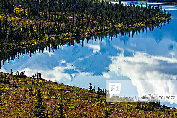 Die Wolken spiegeln sich in der ruhigen Oberfläche des Wonder Lake.
