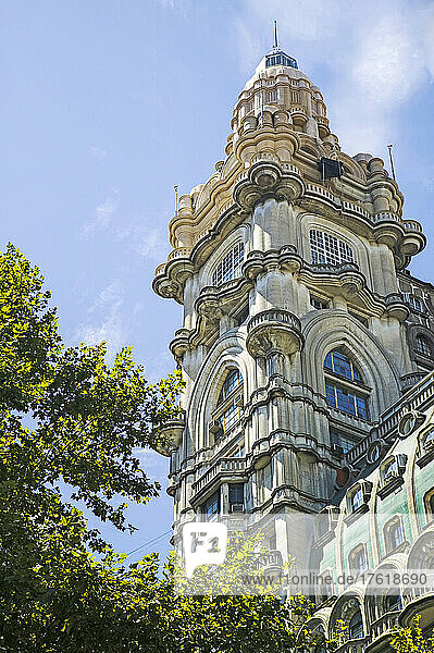 Verziertes Gebäude an der Plaza del Congreso  gegenüber dem Palacio del Congreso  im Zentrum von Buenos Aires; Buenos Aires  Argentinien