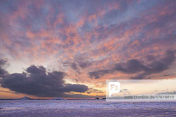 Schöner Sonnenuntergang über dem Lake Superior mit Eisformationen im Winter; Wawa  Ontario  Kanada