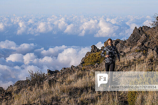 Eine Frau erkundet die Landschaft über dem Haleakala-Krater.
