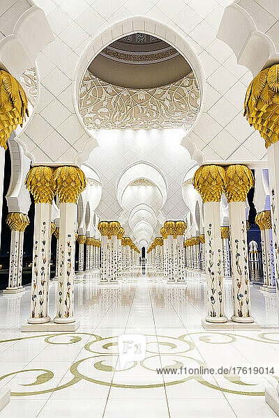 Eine Nachtansicht eines der kunstvollen Korridore in der Großen Moschee in Abu Dhabi City  Vereinigte Arabische Emirate. Die Beschreibung lautet: Wenn es wie Gold aussieht  ist es echtes Gold ; Abu Dhabi  Vereinigte Arabische Emirate