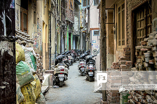 Geparkte Motorräder in einer engen Gasse in Indien; Amritsar  Punjab  Indien