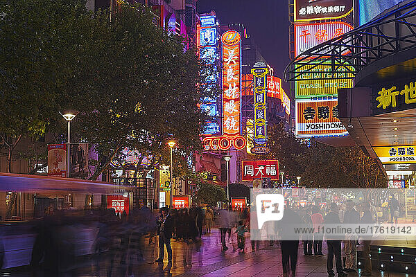 Die nächtlichen Lichter des Stadtzentrums von Shanghai  an der East Nanjing Road  Shanghai  China; Huangpu District  Shanghai  China.