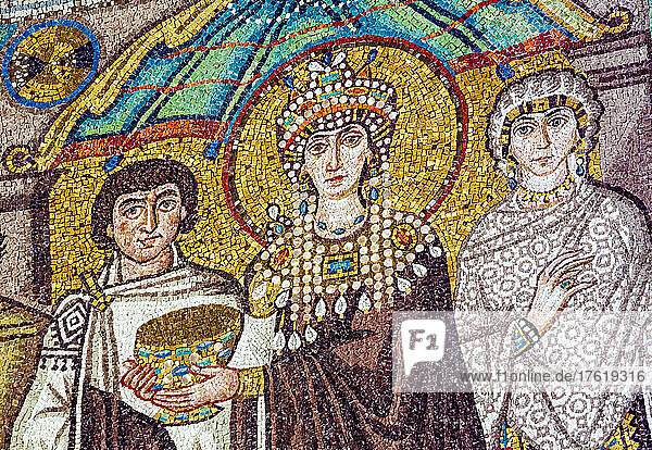 Ravenna  Provinz Ravenna  Italien. Detail eines Mosaiks aus dem 6. Jahrhundert in der Basilika San Vitale  das Kaiserin Theodora mit ihrem Hofstaat zeigt. Sie hält den Abendmahlskelch in der Hand. Die frühchristlichen Monumente von Ravenna gehören zum UNESCO-Weltkulturerbe.