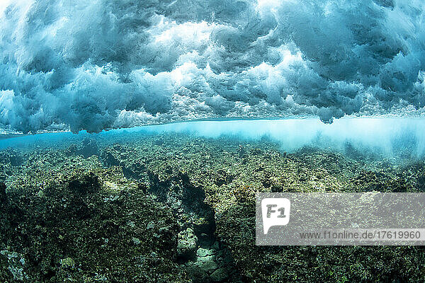 Unterwasseransicht einer sich brechenden Welle  deren Brandung auf das Riff vor der Insel Yap in Mikronesien prallt; Yap  Föderierte Staaten von Mikronesien