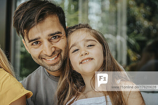 Lächelnder Vater und Tochter auf der Terrasse
