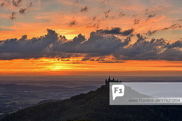 Deutschland  Baden-Württemberg  Hechingen  Silhouette der Burg Hohenzollern bei stimmungsvollem Sonnenuntergang