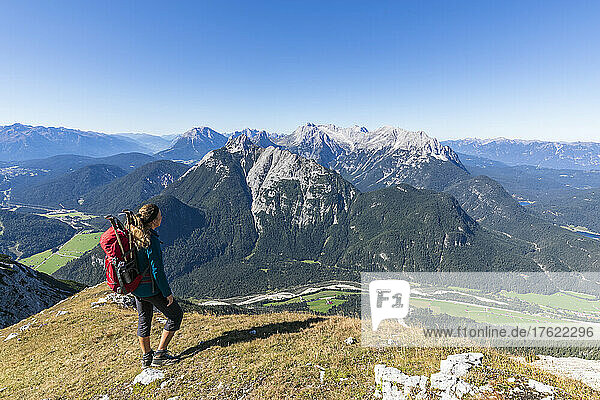 Female hiker admiring view of Grosse Arnspitze
