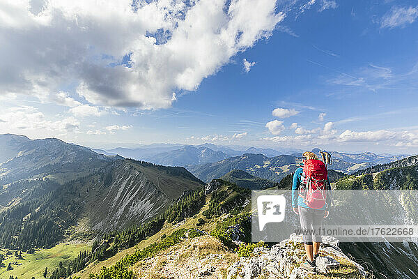 Wanderin bewundert die Aussicht vom Berggipfel