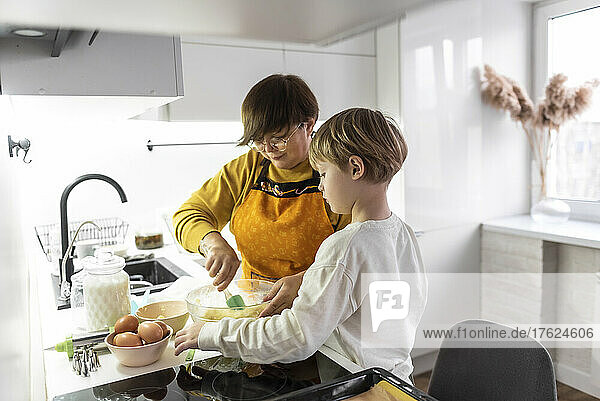Großmutter und Enkel kochen zu Hause in der Küche
