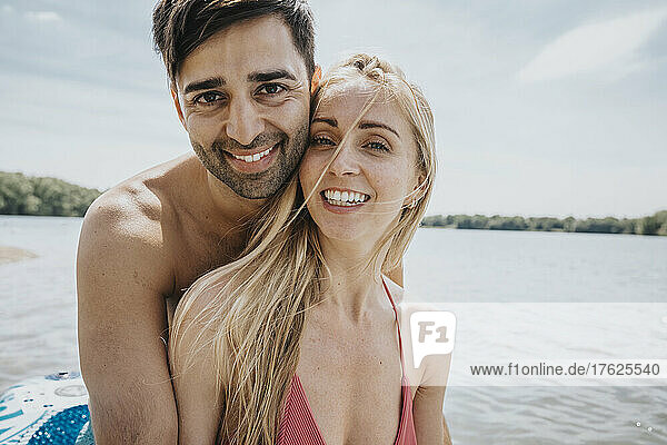 Lächelndes glückliches Paar im See