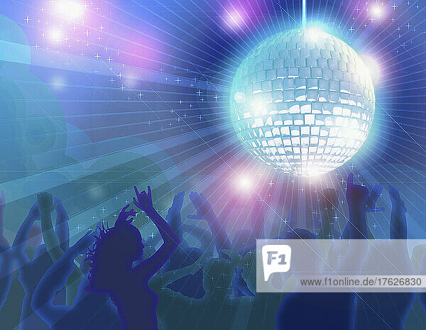 Glänzende Discokugel über tanzenden Menschen