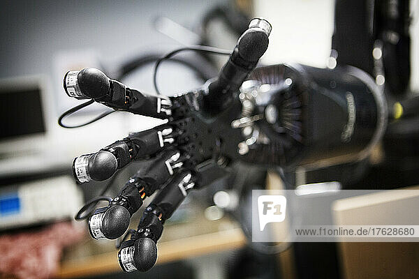 HANDLE project: anthropomorphic artificial hand reproducing gripping movements.