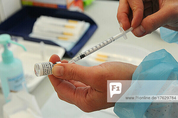 Preparation of the dose of vaccine against Covid-19 by a nurse in a vaccination center. Abbeville vaccination center (80)  Pfizer vaccine.