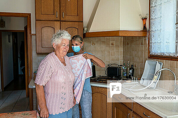 The carer comes to the home of the octogenarian 3 hours a day. Today  it is administrative paperwork  household and toilet of convenience  like washing the hair. The last half hour is devoted to a walk in the village for physical exercise.