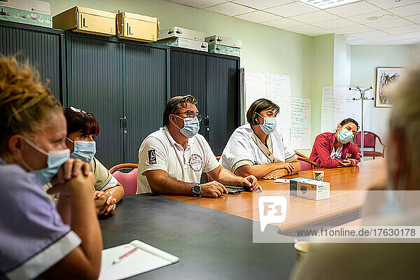 Information meeting with the director of the retirement home and staff representatives to optimize support for residents on a daily basis.