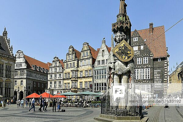 Roland Statue  Altbauten Westseite Marktplatz  Bremen  Deutschland  Europa