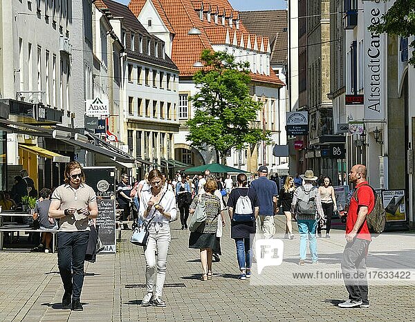 Straßenszene  Einkaufstraße Obernstraße  Bielefeld  Nordrhein-Westfalen  Deutschland  Europa
