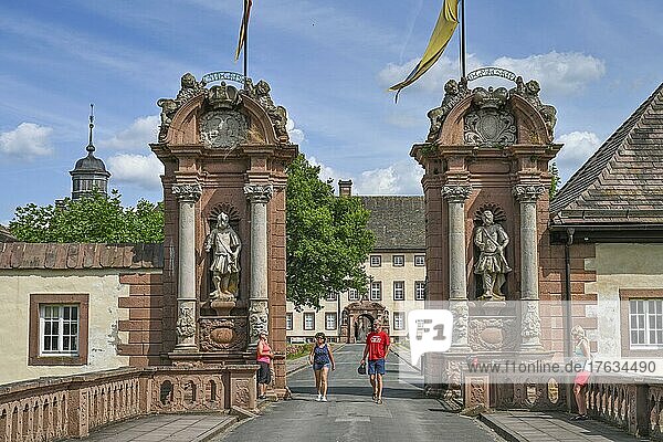 Toranlage  Eingang  Steinfiguren  Benediktinerabtei Corvey  Höxter  Nordrhein-Westfalen  Deutschland  Europa