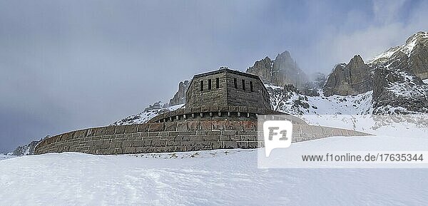 Kriegsgräberstätte Totenburg  Pordoijoch  Dolomiten  Italien  Europa