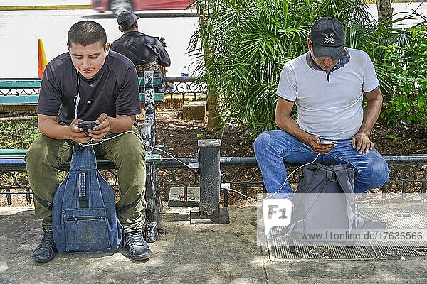 Kostenfreies Wifi  Ladestation  Park  Plaza de la Independencia  Merida  Yucatan  Mexiko  Mittelamerika