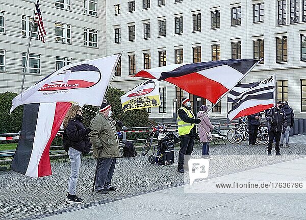 Reichsdeutsche Demonstration  Flaggen  Pariser Platz  Mitte  Berlin  Deutschland  Europa