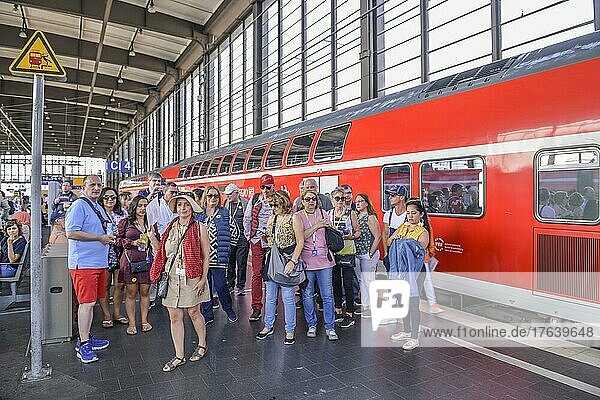 Reisegruppe eines Kreuzfahrtschiffes  Regionalbahn  Bahnhof Zoologischer Garten  Charlottenburg  Berlin  Deutschland  Europa