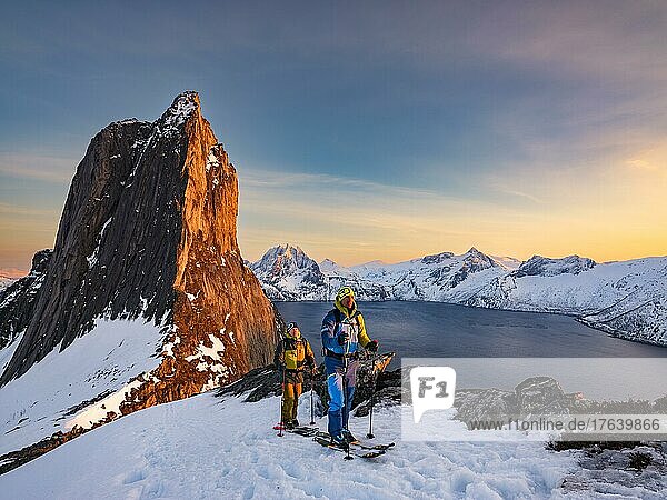 Zwei Skibergsteiger beim Aufstieg am steilen Berg Segla  Fjord Mefjorden mit Bergen  Insel Senja  Troms  Norwegen  Europa