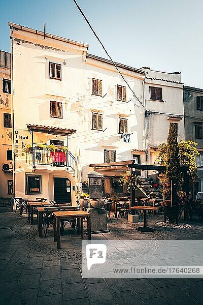 Mediterane Altstadt mit alten Gassen und Häusern am Morgen  Restaurant  Baska  Insel Krk  Kroatien  Europa