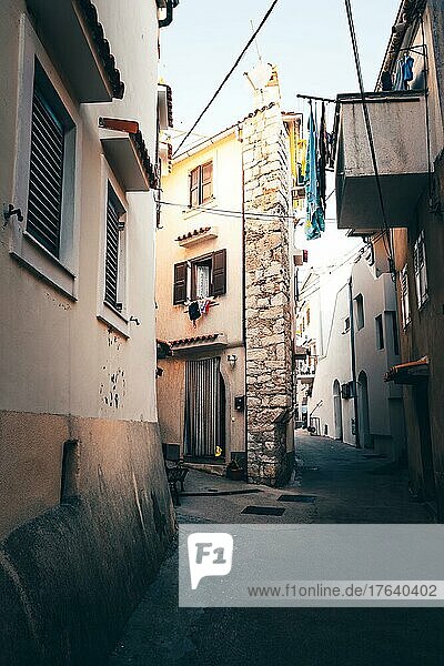 Mediterane Altstadt mit alten Gassen und Häusern am Morgen  Baska  Insel Krk  Kroatien  Europa
