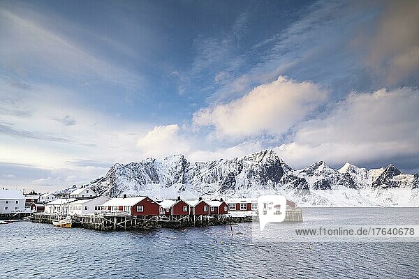 Rorbuer Hütten von Hamnoy am Fjord  hinten verschneite Berge  Hamnøy  Moskenesøya  Lofoten  Norwegen  Europa