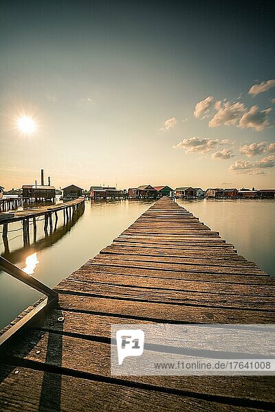 Kleine Holzhäuser mit Steg in einem See  sie dienen als angler und ferienhäuser der Ungarn. Schönes Landschaftsfoto zum Sonnenuntergang  Bokodi See  Bokod  Ungarn  Europa