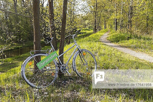 Fahrrad mit Schild  Silberseeradweg an der Kleinen Spree  Lohsa  Landkreis Bautzen  Sachsen  Deutschland  Europa