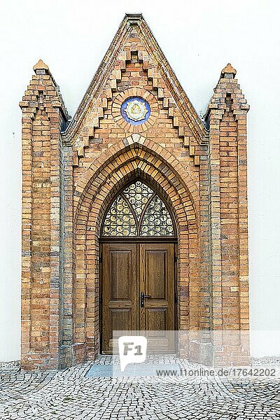 Portal an der Johanneskirche mit dem Symbol der Dreifaltigkeit  Hoyerswerda  Sachsen  Deutschland  Europa