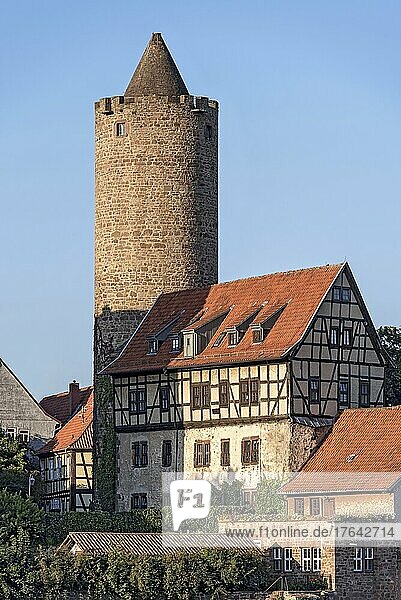 Historisches Fachwerkhaus Hinterburger Amtshaus mit mittelalterlichem Bergfried Hinterturm  Altstadt  Schlitz  Vogelsberg  Hessen  Deutschland  Europa