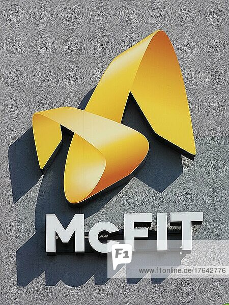 Firmenschild vom Fitnessstudio McFit  Offenbach am Main  Hessen  Deutschland  Europa