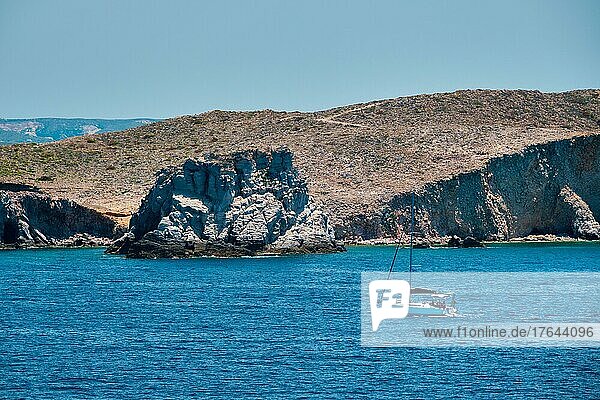 Yacht im blauen Wasser der Ägäis in der Nähe der Insel Milos  Griechenland  Europa