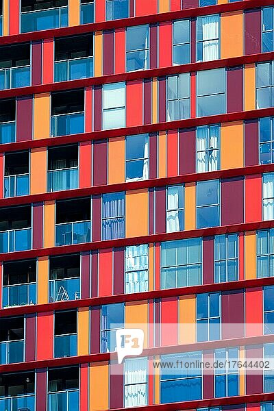 Moderne Hausfassade eines Wohnhauses mit Fenstern und Balkonen. Rotterdam (berühmt für moderne Architektur)  Niederlande  Europa