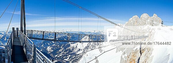Blauer Himmel über alpiner Winterlandschaft  Hängebrücke am Dachstein  Dachsteingletscher  Steiermark  Österreich  Europa
