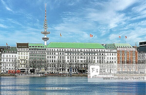 Neuer Jungfernstieg mit Fernsehturm  Binnenalster  Hamburg  Deutschland  Europa
