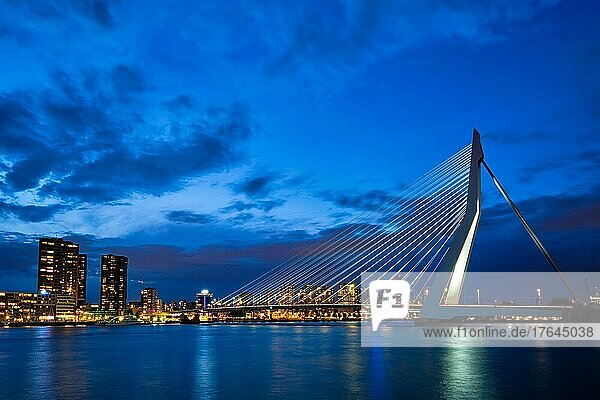 Blick auf die Erasmusbrücke (Erasmusbrug) und die nächtlich beleuchtete Skyline von Rotterdam. Rotterdam  Niederlande  Europa