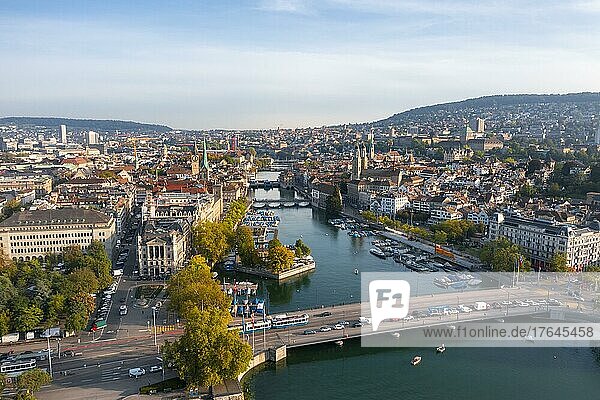 Luftaufnahme  Blick auf die Altstadt  Stadtansicht Zürich  Zürichsee und Zürich  Schweiz