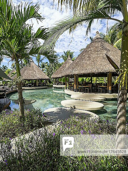 Luxushotel La Pirogue Resort & Spa mit tropische Hotelanlage  Pool  Palmen  Flic en Flac  Mauritius  Africa