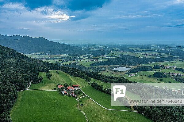 Chiemgau von oben mit einem idyllischen Bauernhof und dem Bärensee  Bayern  Deutschland  Europa