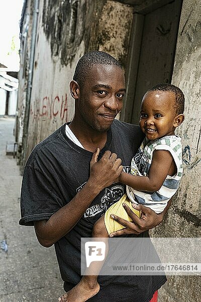 Vater und Sohn  Mann und Kleinkind  Stone Town  UNESCO Weltkulturerbe  Sansibar  Tansania  Afrika