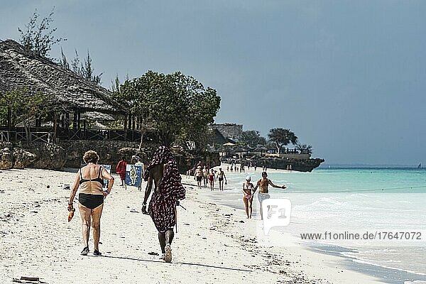 Strand von Nungwi  hinten Strandbar  Touristin  Einheimischer  Nordküste  Sansibar  Unguja  Tansania  Afrika