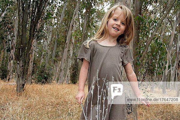 Young girl playing in the woods  San Diego  California  USA  Nordamerika
